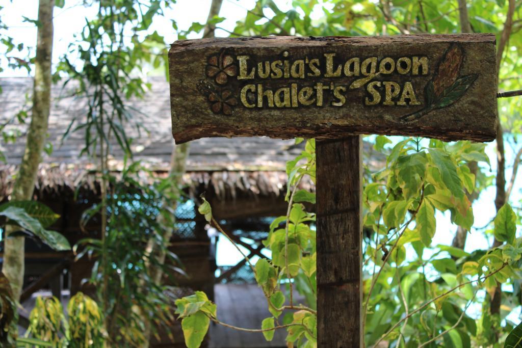 Lusia'S Lagoon Chalets Salelologa Extérieur photo